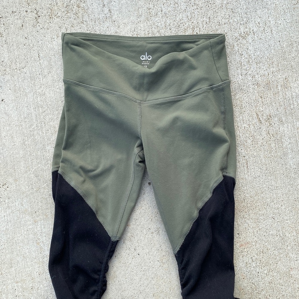 Alo leggings split color. Green and black